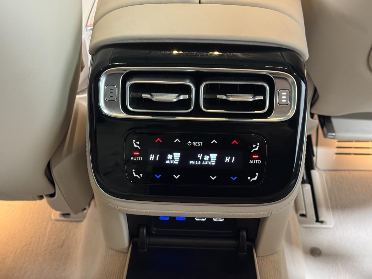 Mercedes-Benz S-Class Vehicle Full-screen Gallery Image 12