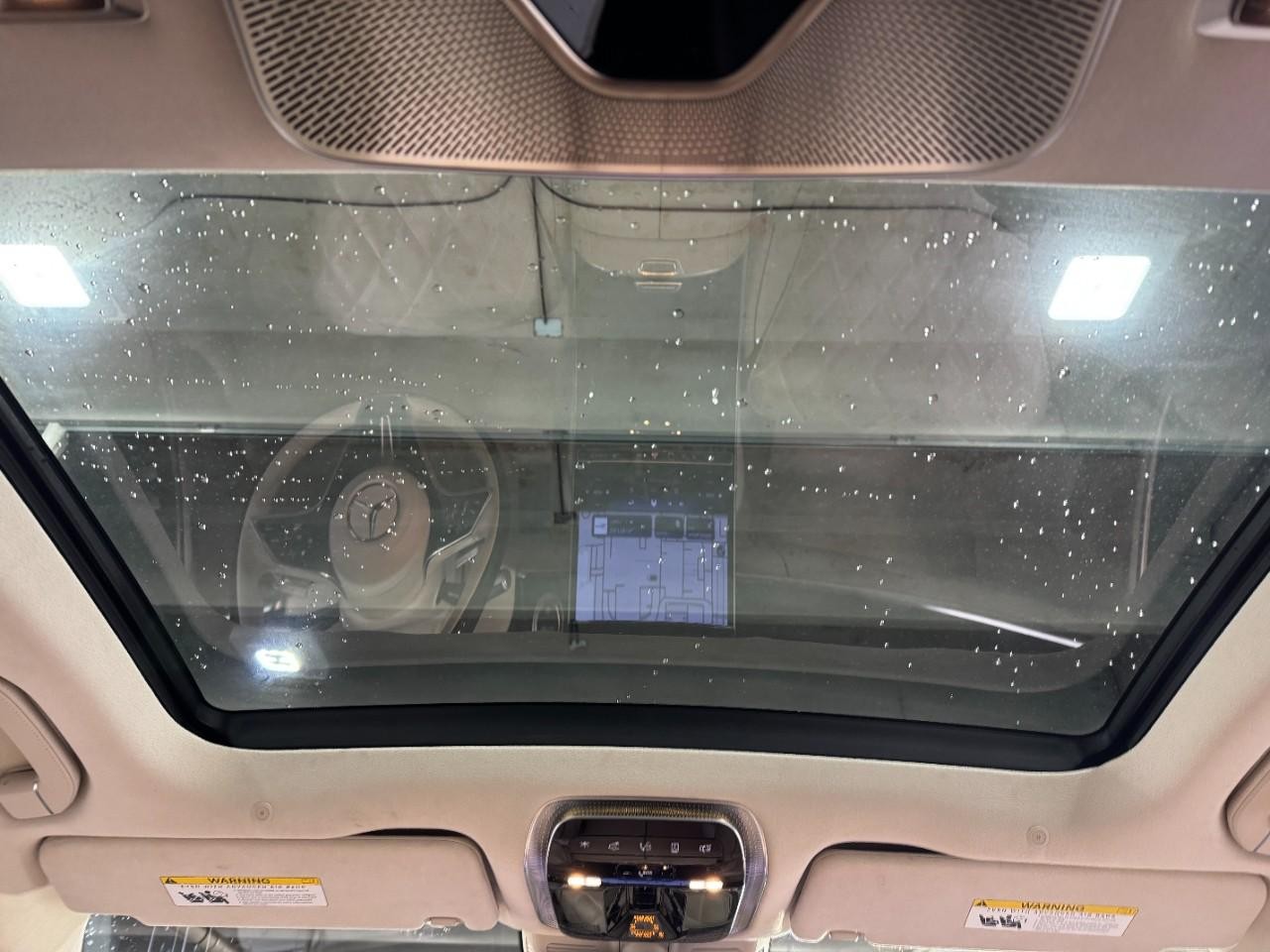 Mercedes-Benz S-Class Vehicle Full-screen Gallery Image 13