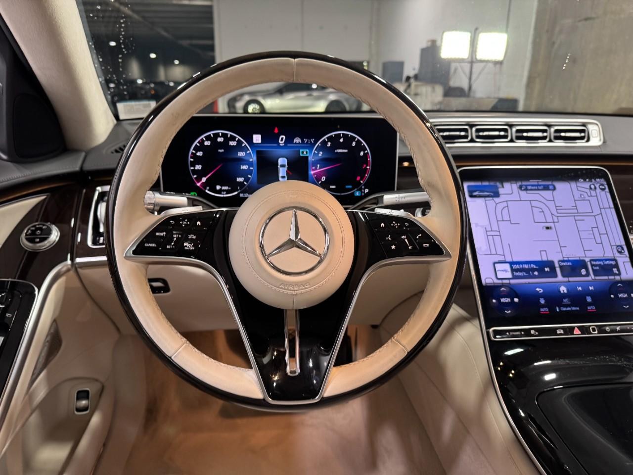 Mercedes-Benz S-Class Vehicle Full-screen Gallery Image 15