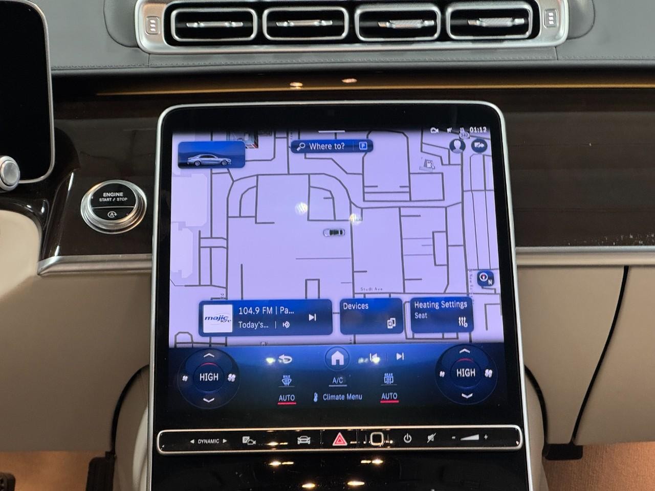 Mercedes-Benz S-Class Vehicle Full-screen Gallery Image 16