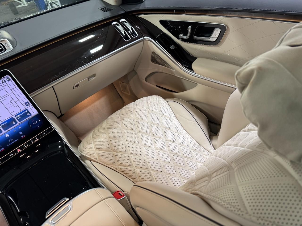 Mercedes-Benz S-Class Vehicle Full-screen Gallery Image 17