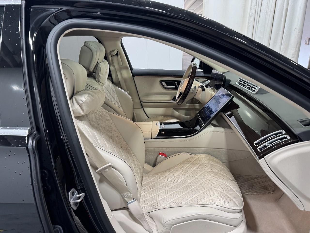 Mercedes-Benz S-Class Vehicle Full-screen Gallery Image 18