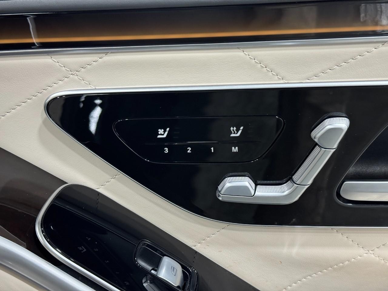 Mercedes-Benz S-Class Vehicle Full-screen Gallery Image 20