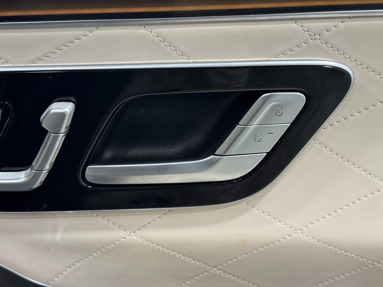 Mercedes-Benz S-Class Vehicle Full-screen Gallery Image 21