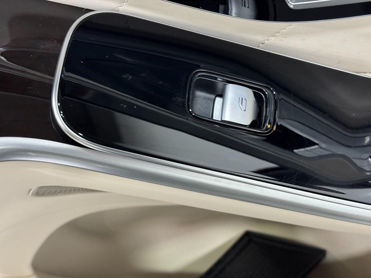 Mercedes-Benz S-Class Vehicle Full-screen Gallery Image 22