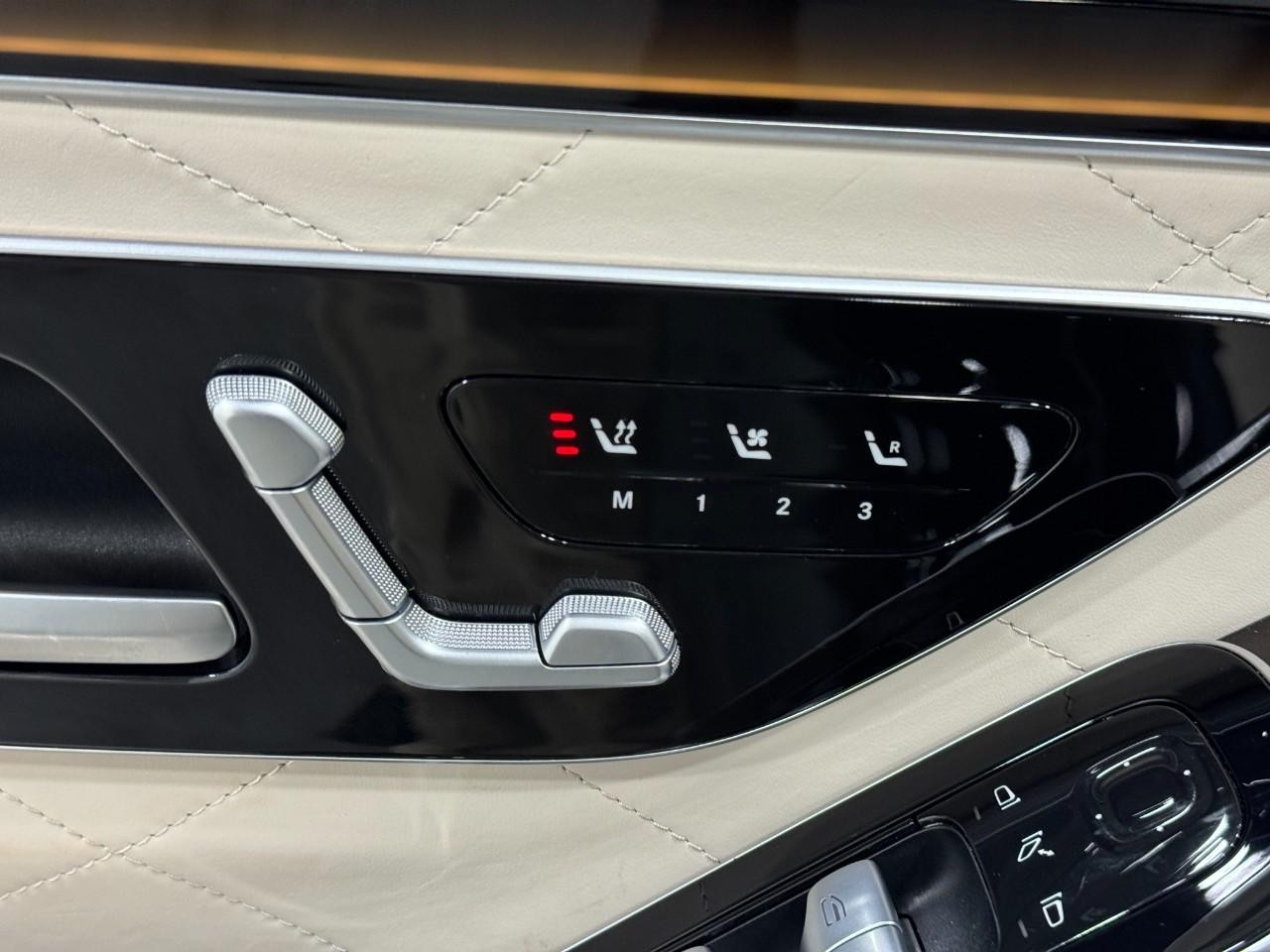 Mercedes-Benz S-Class Vehicle Full-screen Gallery Image 23