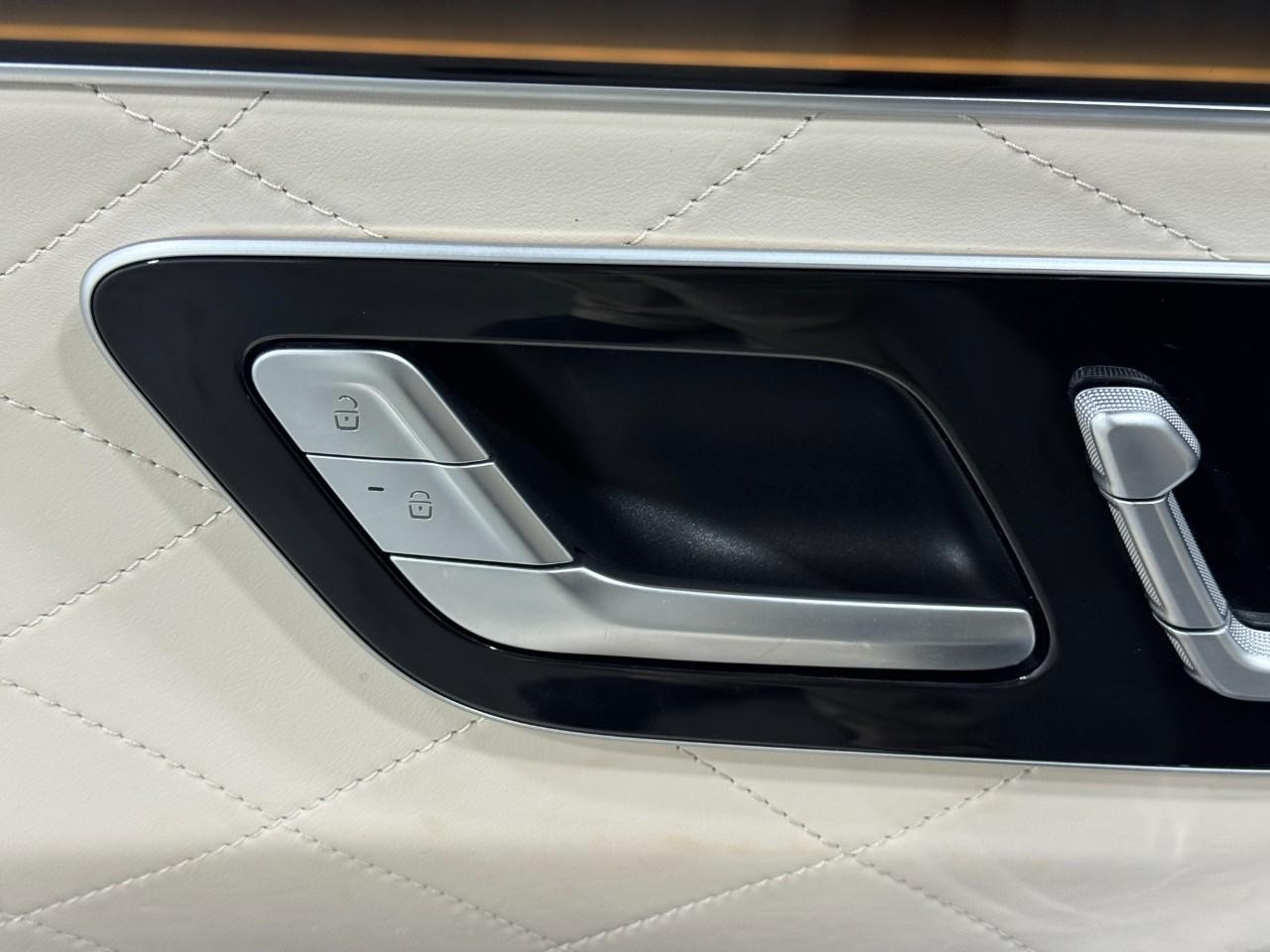 Mercedes-Benz S-Class Vehicle Full-screen Gallery Image 24