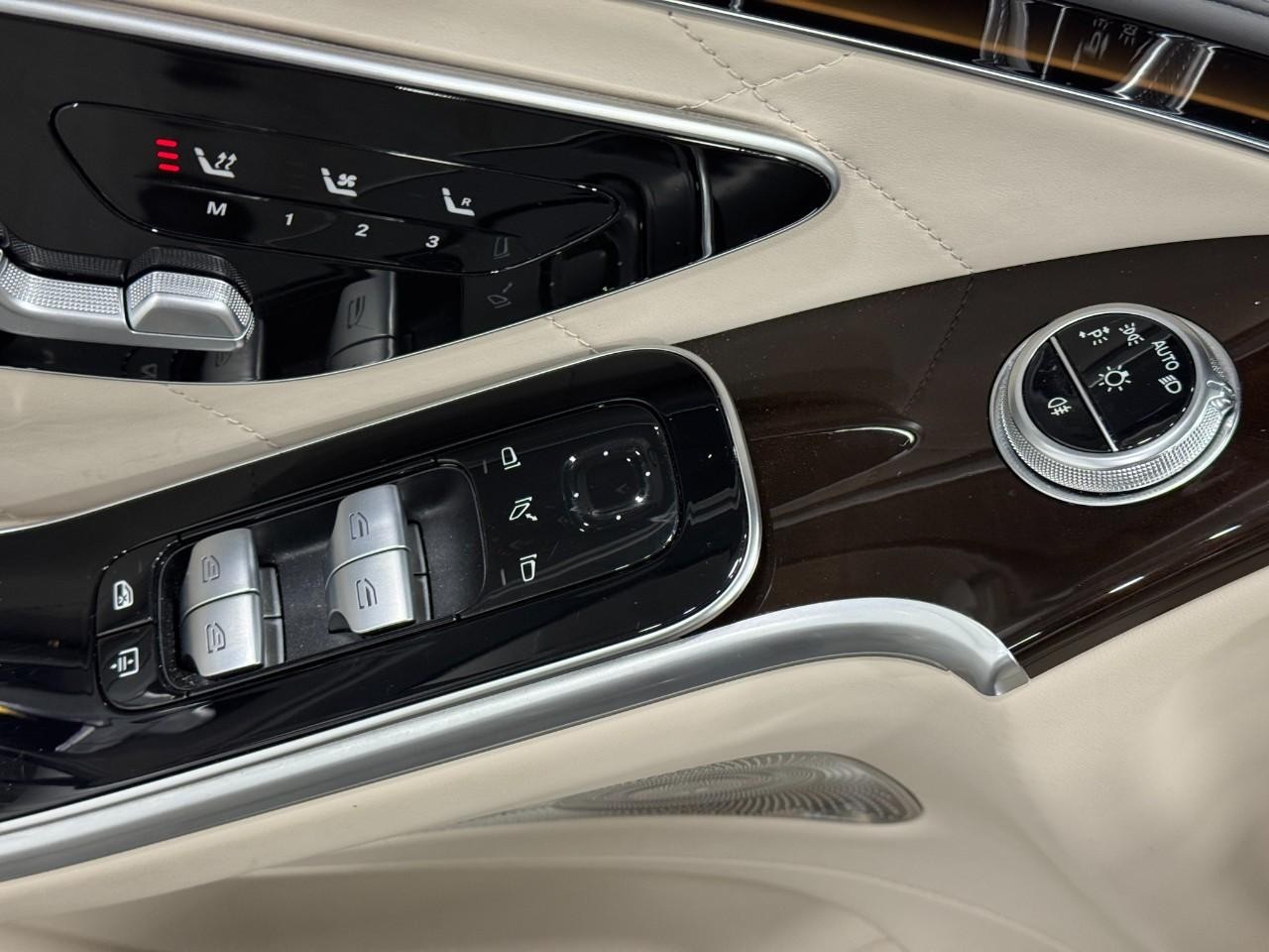 Mercedes-Benz S-Class Vehicle Full-screen Gallery Image 25