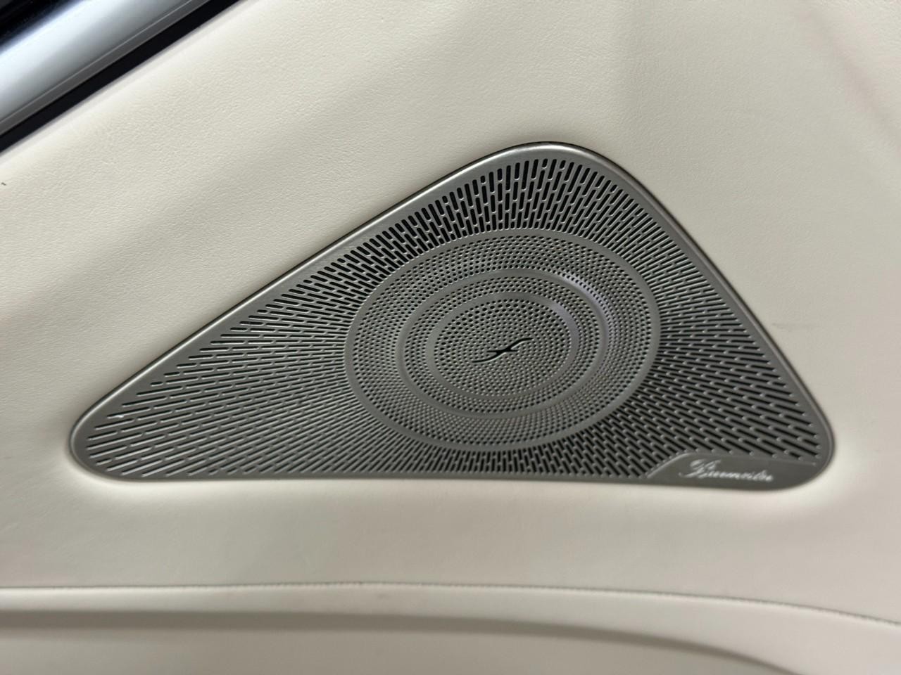 Mercedes-Benz S-Class Vehicle Full-screen Gallery Image 26