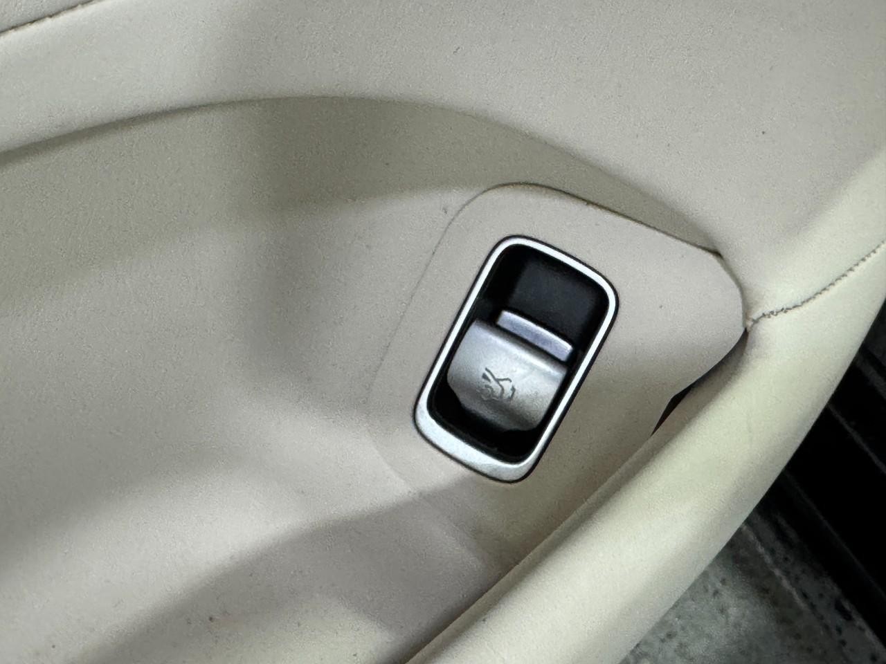 Mercedes-Benz S-Class Vehicle Full-screen Gallery Image 27