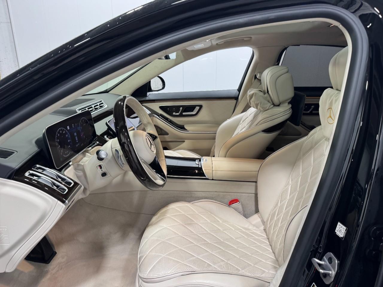 Mercedes-Benz S-Class Vehicle Full-screen Gallery Image 28