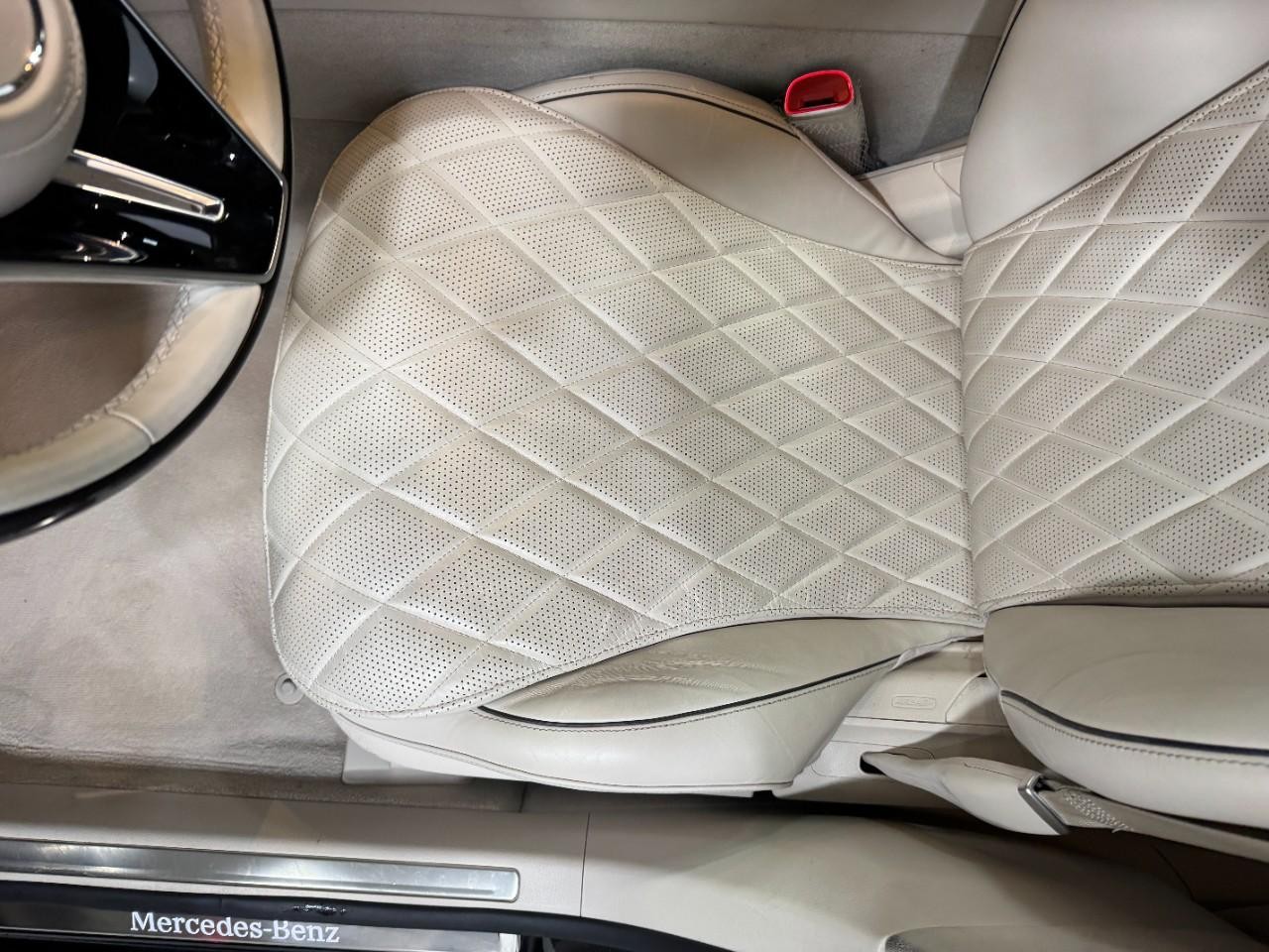 Mercedes-Benz S-Class Vehicle Full-screen Gallery Image 29