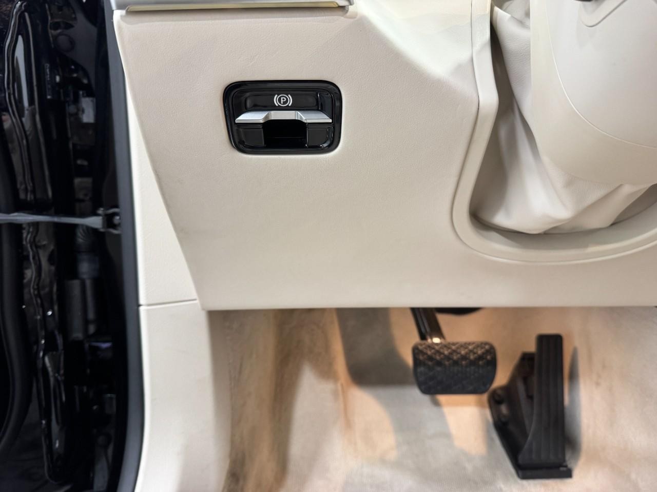 Mercedes-Benz S-Class Vehicle Full-screen Gallery Image 30