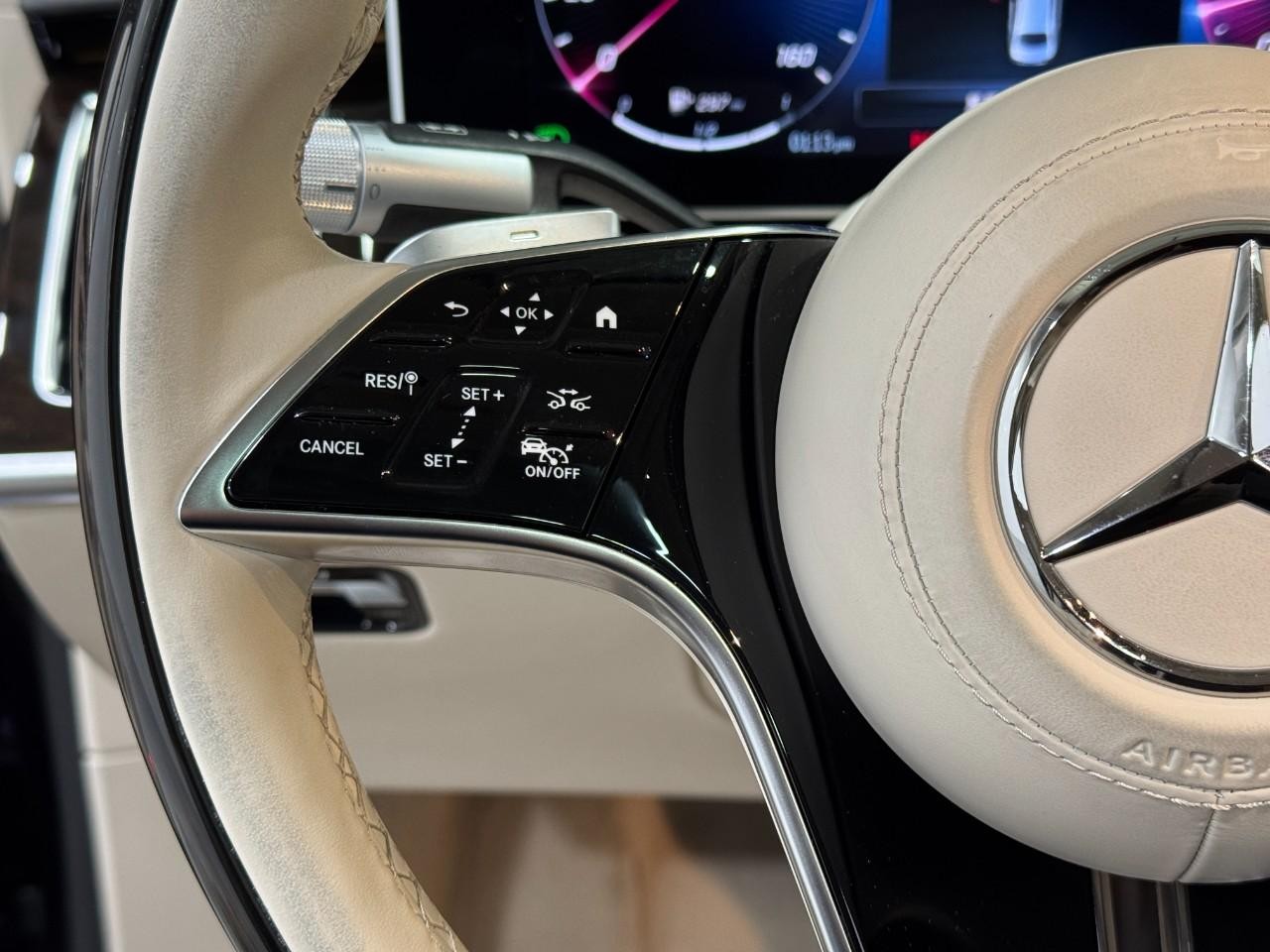 Mercedes-Benz S-Class Vehicle Full-screen Gallery Image 31