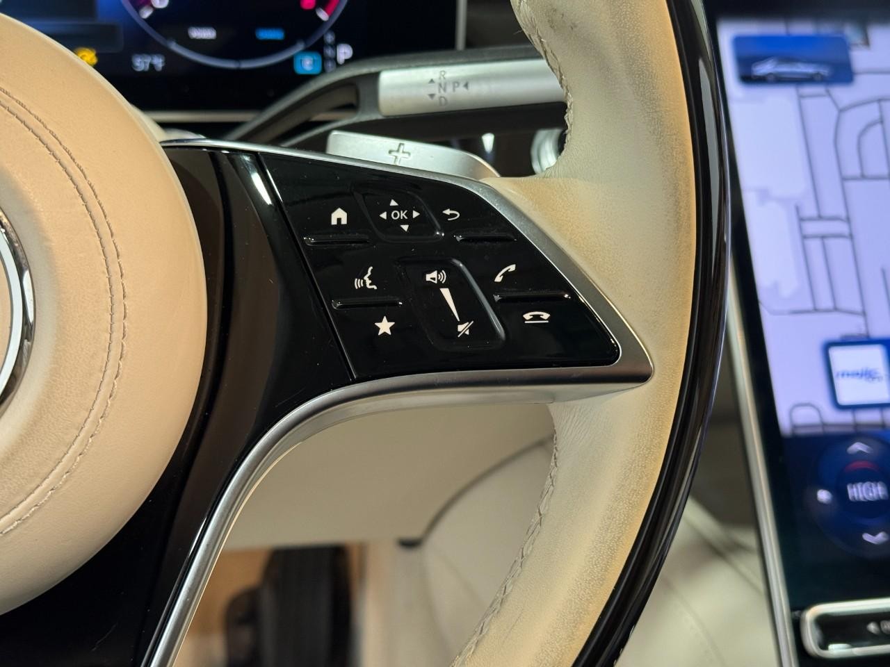 Mercedes-Benz S-Class Vehicle Full-screen Gallery Image 32