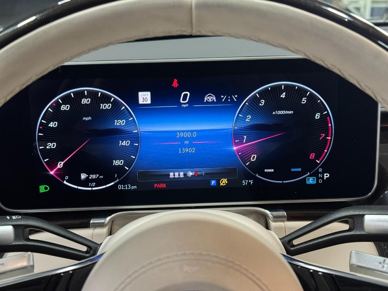 Mercedes-Benz S-Class Vehicle Full-screen Gallery Image 33