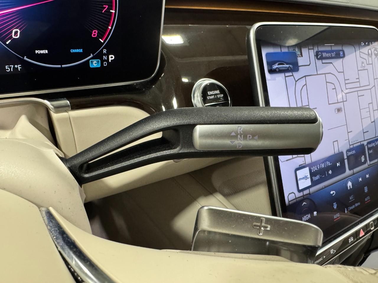 Mercedes-Benz S-Class Vehicle Full-screen Gallery Image 34