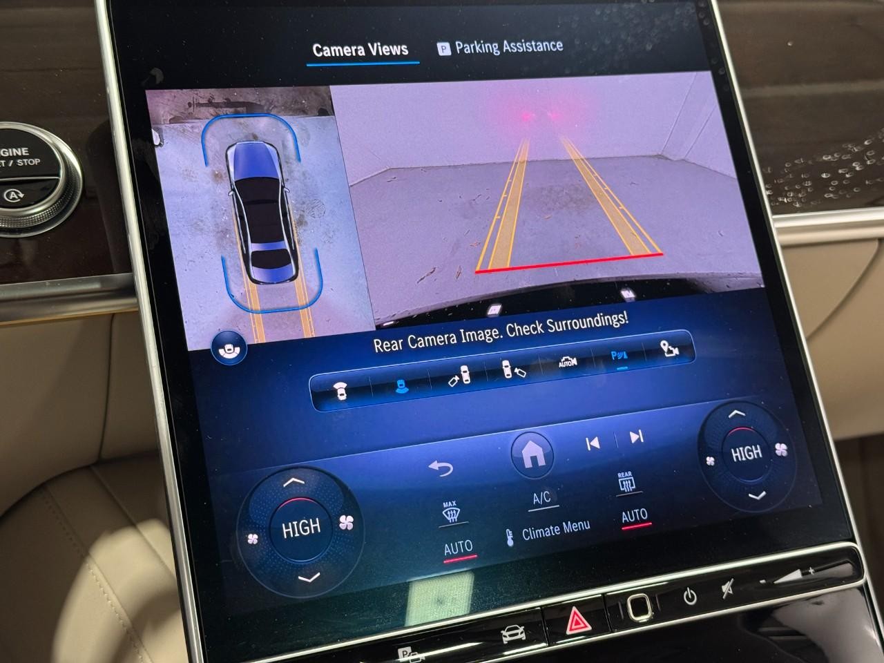 Mercedes-Benz S-Class Vehicle Full-screen Gallery Image 35