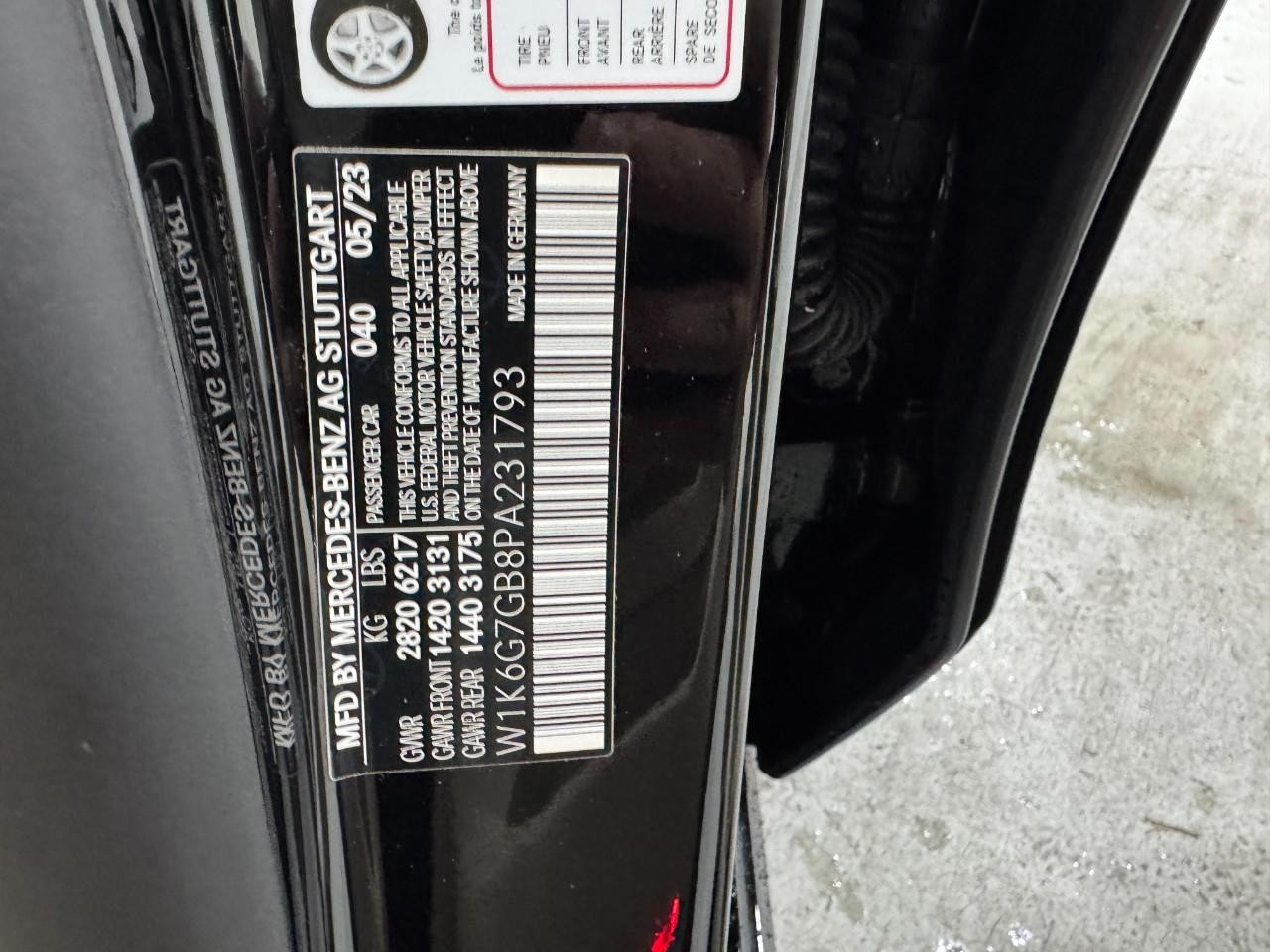 Mercedes-Benz S-Class Vehicle Full-screen Gallery Image 36