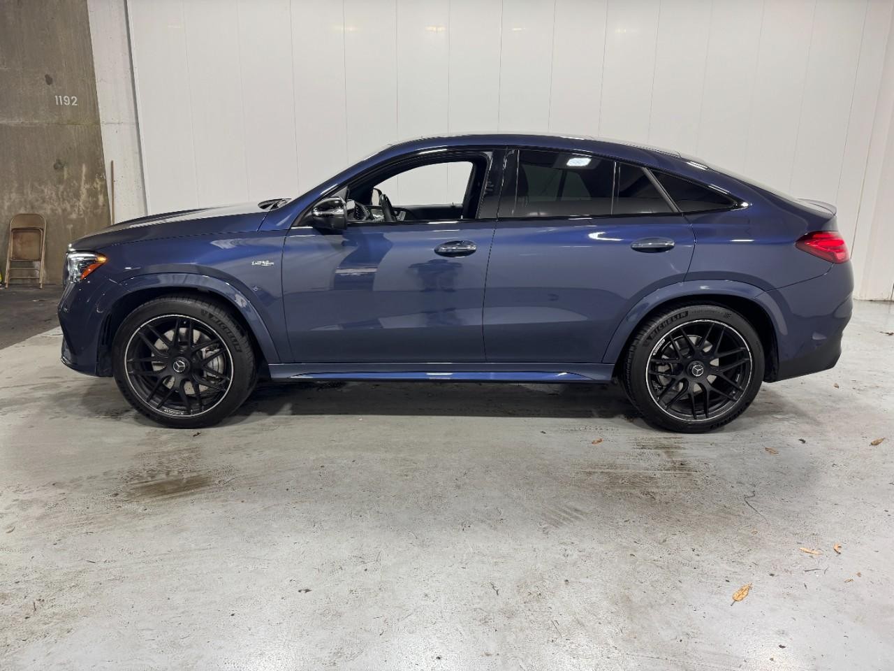 Mercedes-Benz GLE Vehicle Full-screen Gallery Image 2