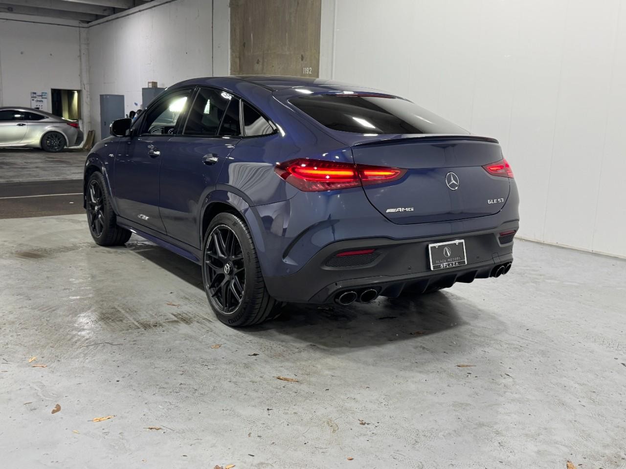 Mercedes-Benz GLE Vehicle Full-screen Gallery Image 3