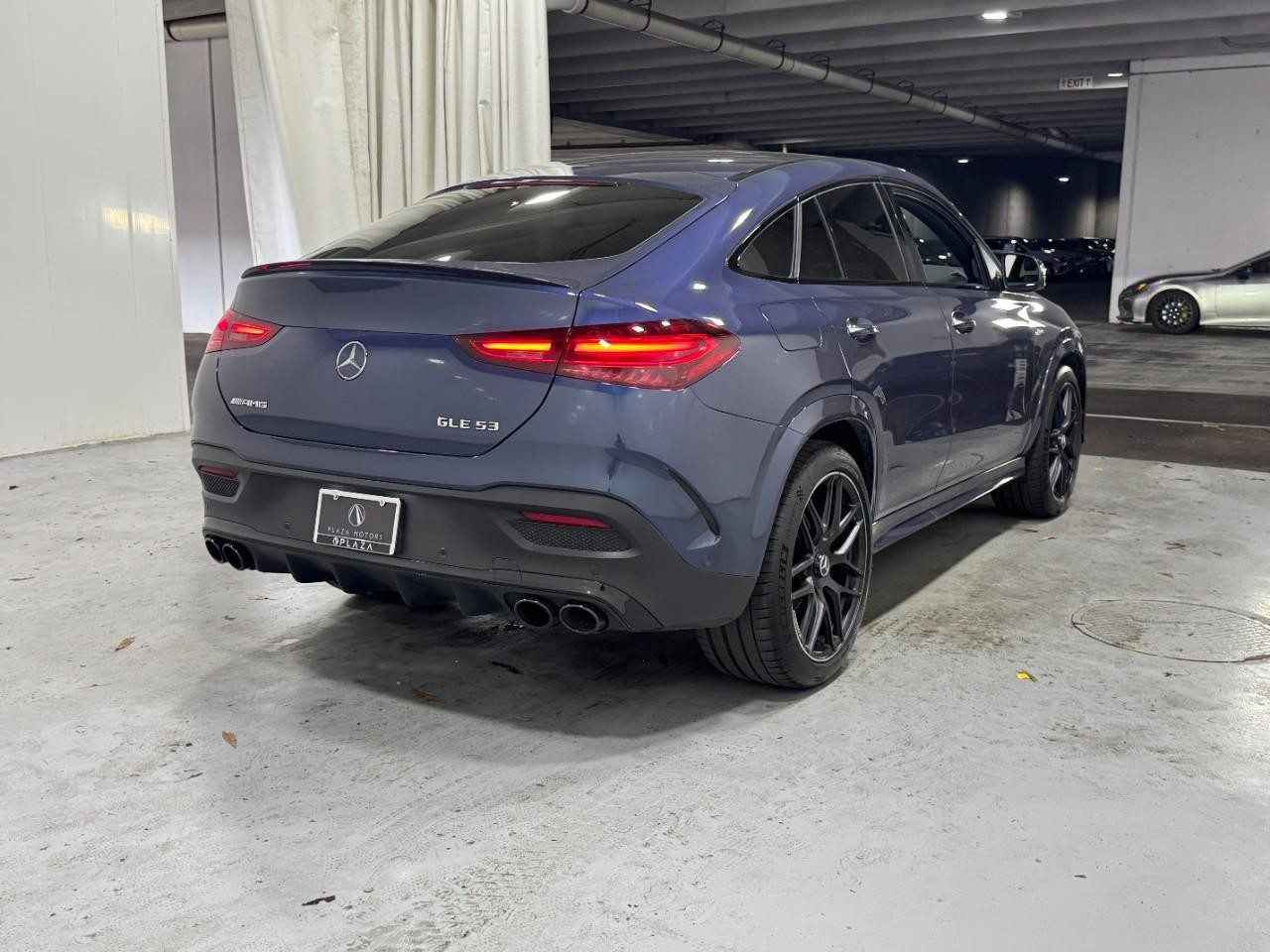 Mercedes-Benz GLE Vehicle Full-screen Gallery Image 4