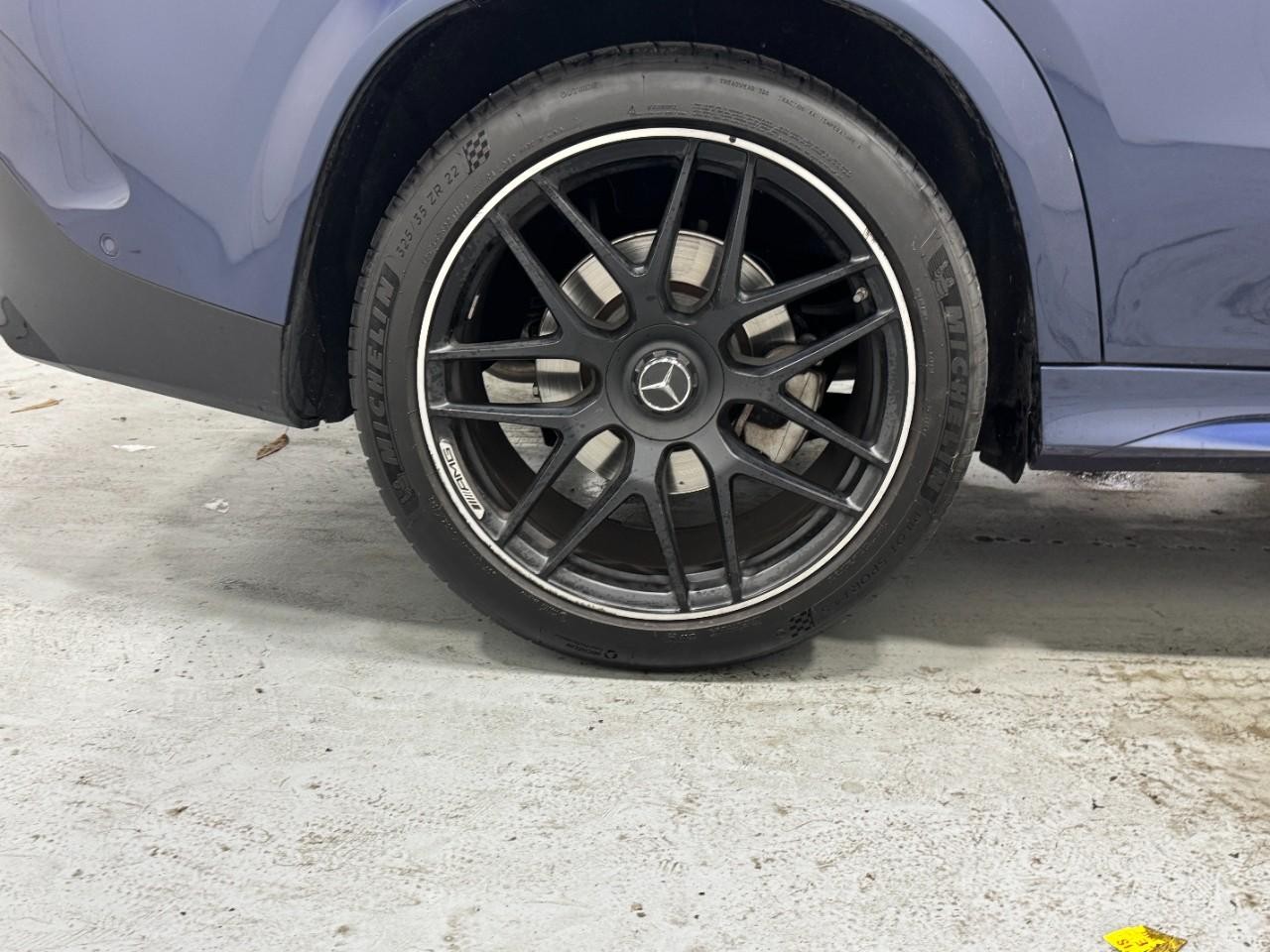 Mercedes-Benz GLE Vehicle Full-screen Gallery Image 5