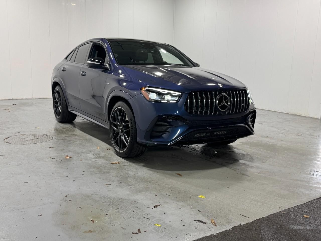 Mercedes-Benz GLE Vehicle Full-screen Gallery Image 6