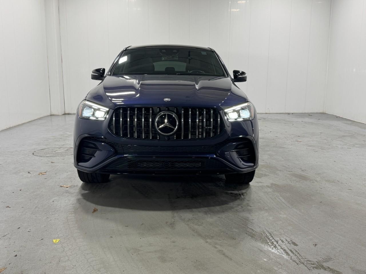 Mercedes-Benz GLE Vehicle Full-screen Gallery Image 7