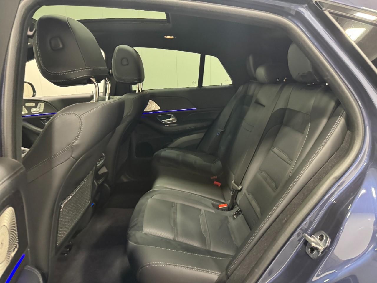 Mercedes-Benz GLE Vehicle Full-screen Gallery Image 8