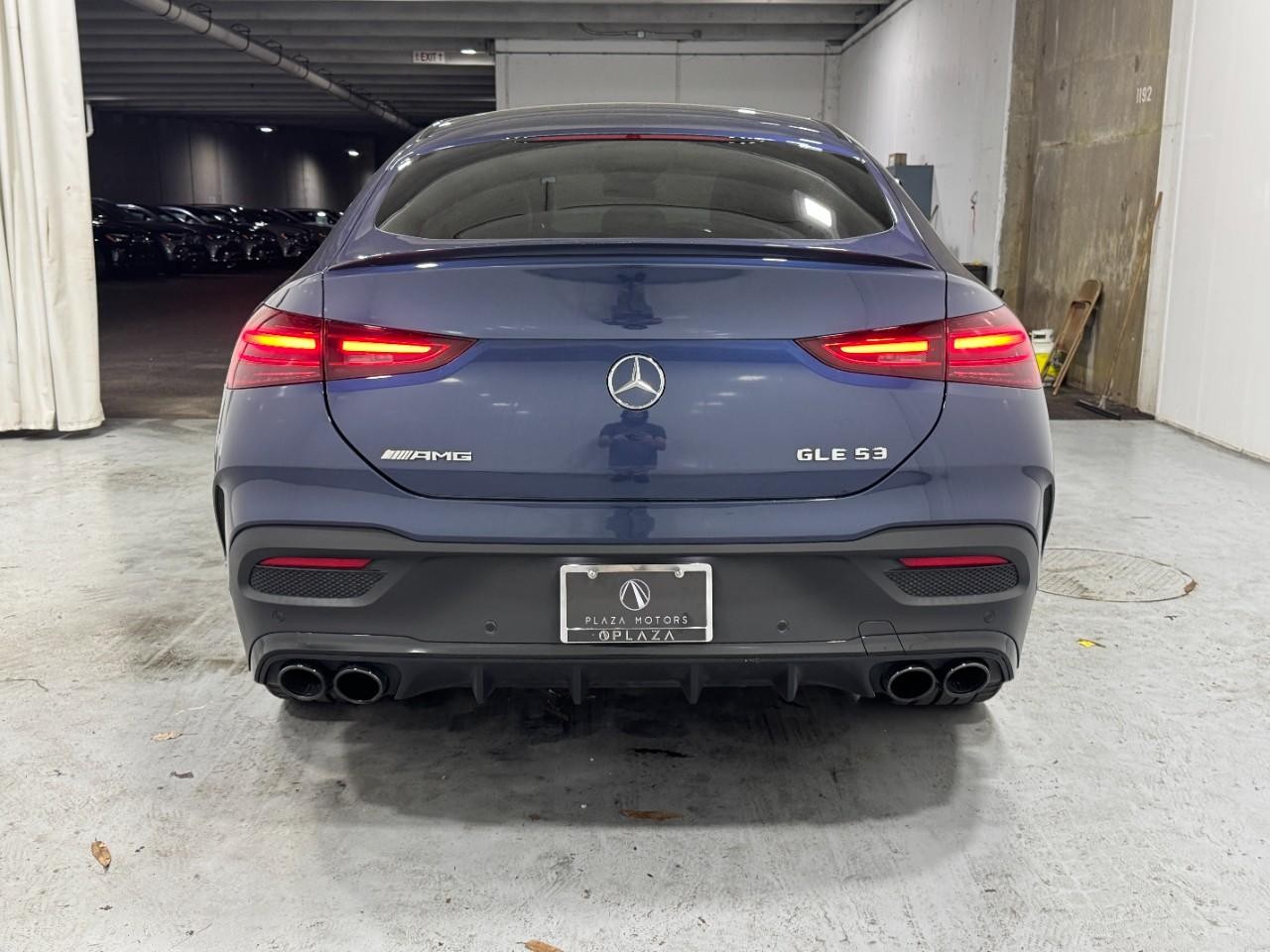 Mercedes-Benz GLE Vehicle Full-screen Gallery Image 9