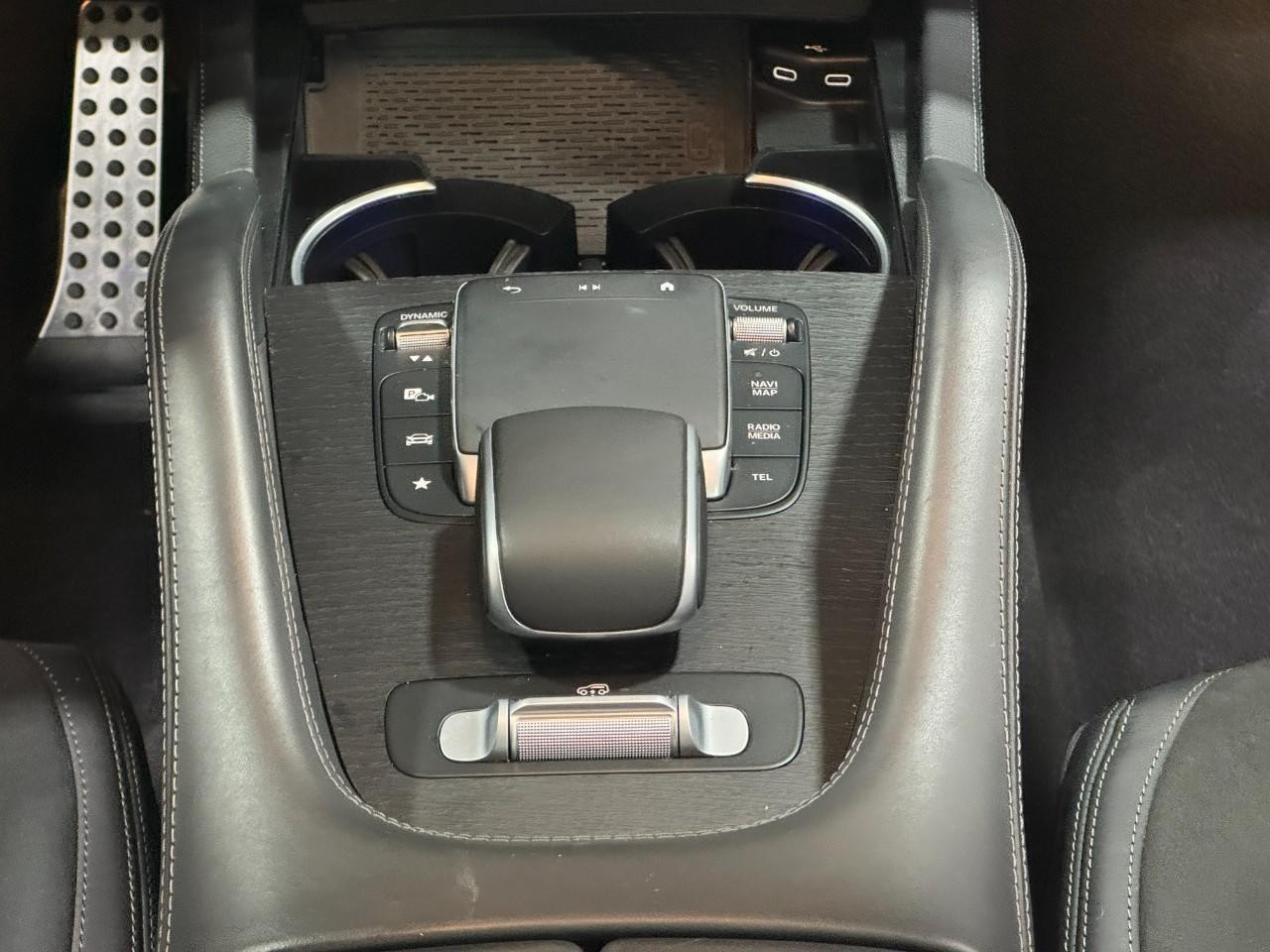 Mercedes-Benz GLE Vehicle Full-screen Gallery Image 16