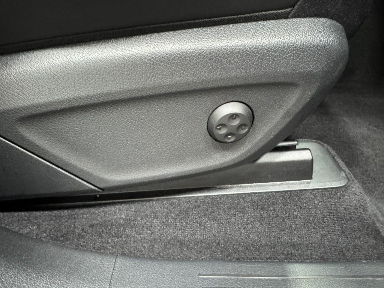 Mercedes-Benz GLE Vehicle Full-screen Gallery Image 20