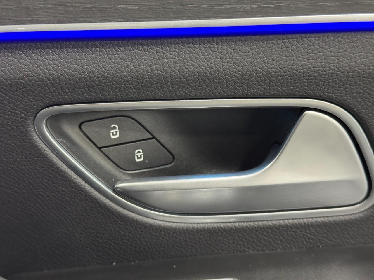 Mercedes-Benz GLE Vehicle Full-screen Gallery Image 22