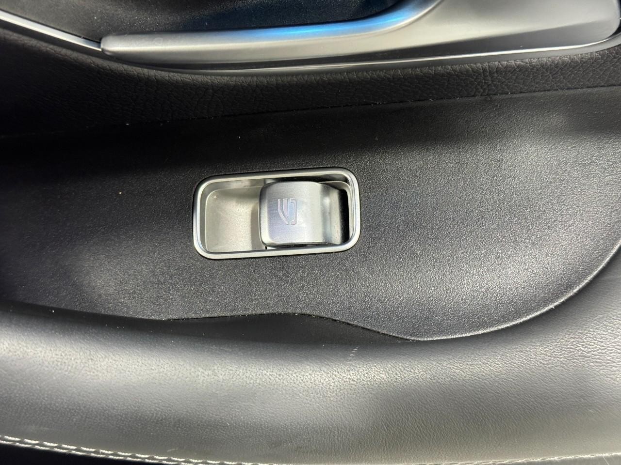 Mercedes-Benz GLE Vehicle Full-screen Gallery Image 23