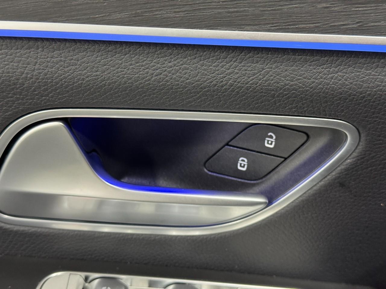 Mercedes-Benz GLE Vehicle Full-screen Gallery Image 26