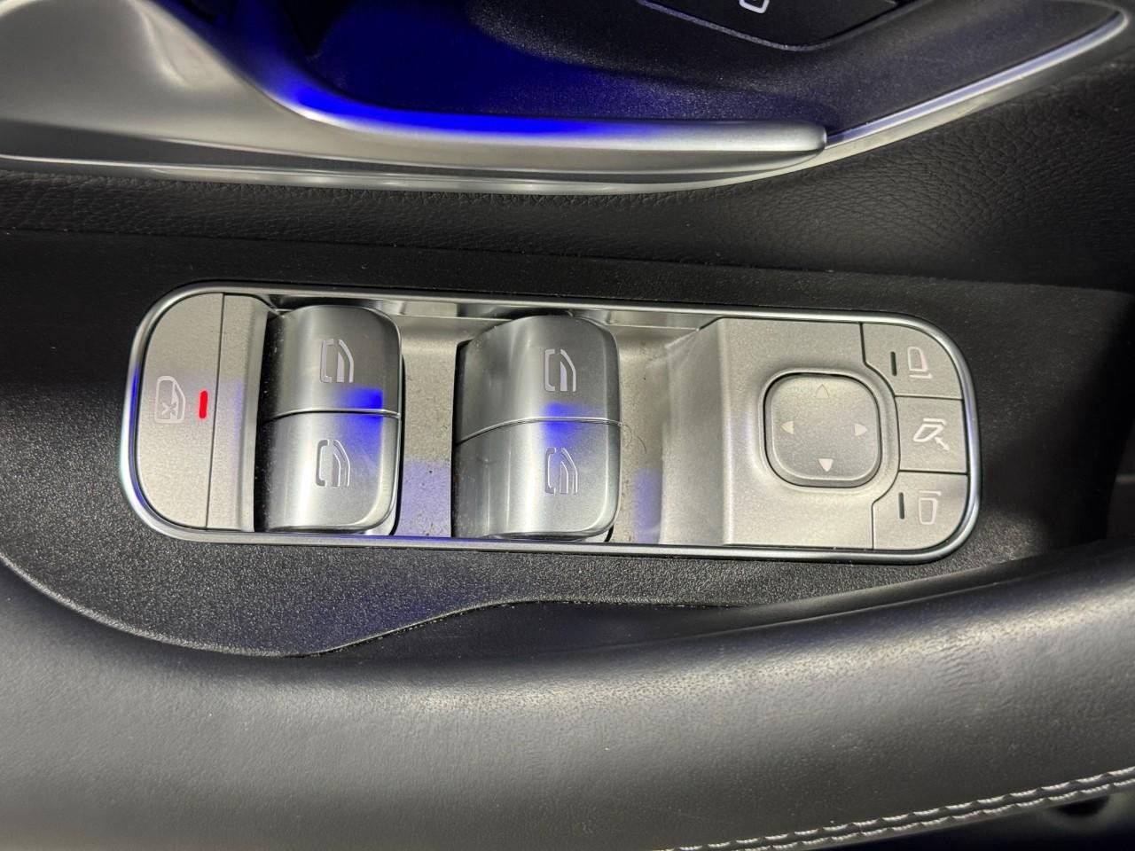 Mercedes-Benz GLE Vehicle Full-screen Gallery Image 27