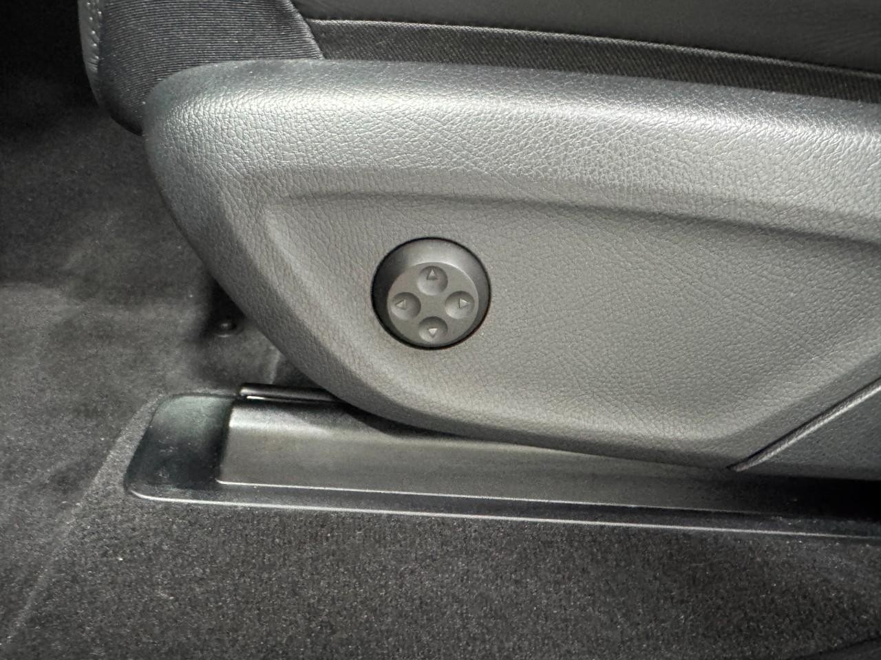 Mercedes-Benz GLE Vehicle Full-screen Gallery Image 31