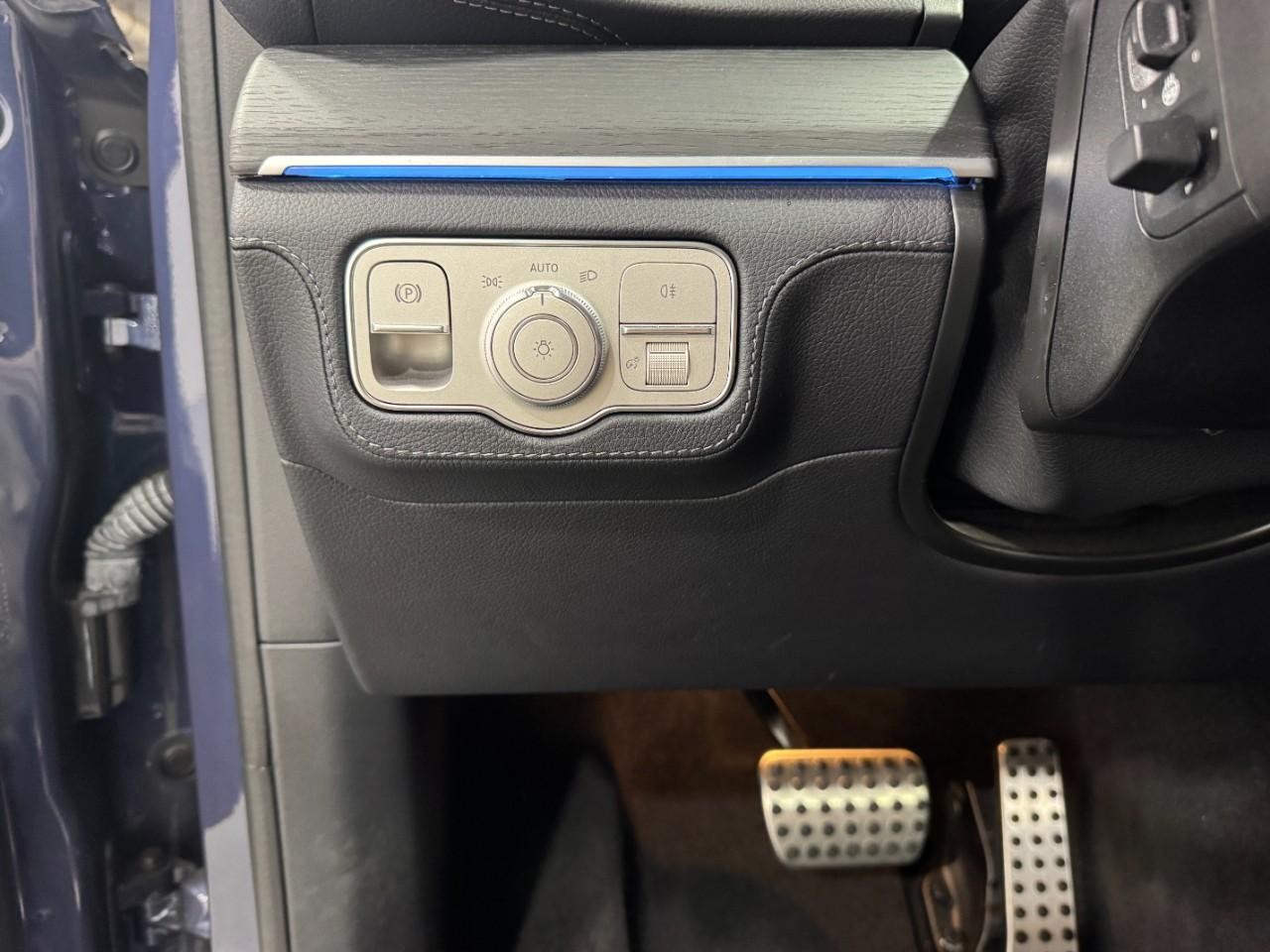 Mercedes-Benz GLE Vehicle Full-screen Gallery Image 32