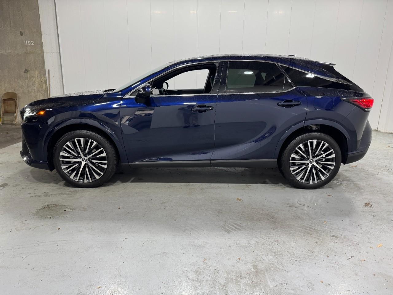 Lexus RX Vehicle Full-screen Gallery Image 2