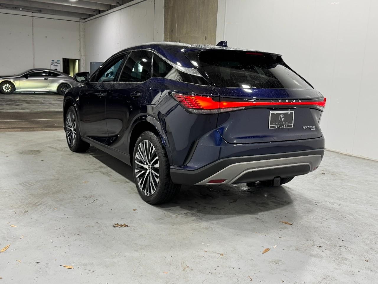 Lexus RX Vehicle Full-screen Gallery Image 3