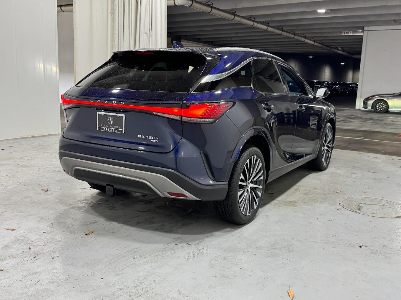 Lexus RX Vehicle Full-screen Gallery Image 4