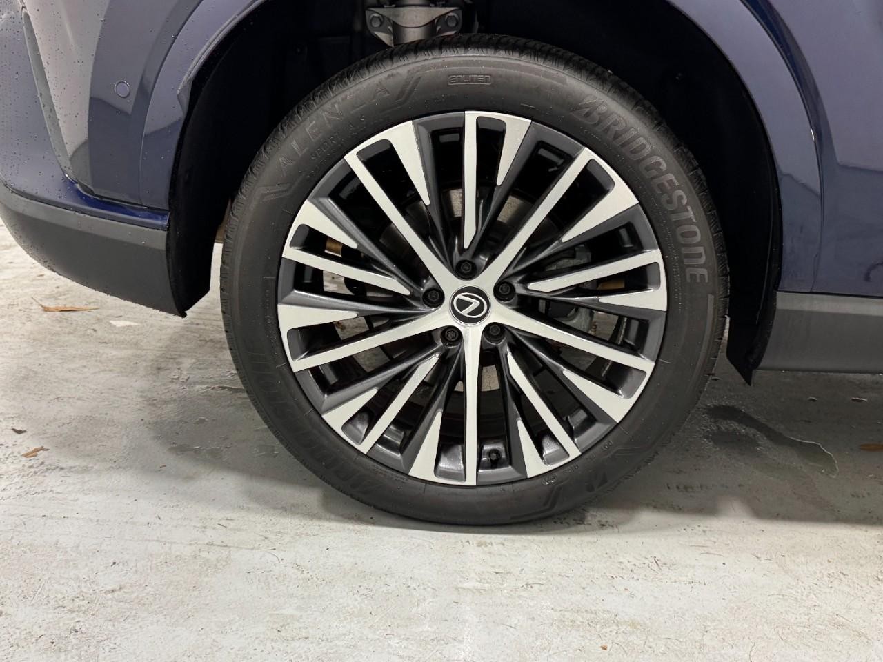 Lexus RX Vehicle Full-screen Gallery Image 5