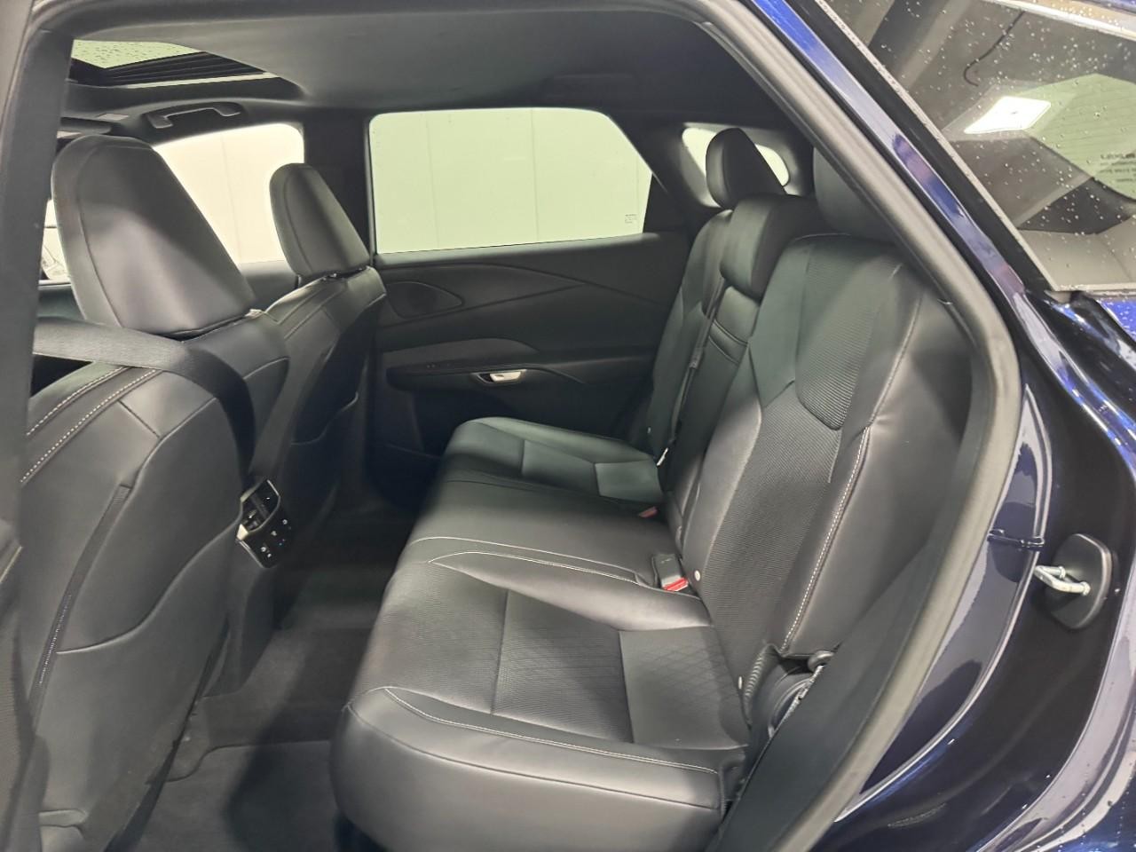 Lexus RX Vehicle Full-screen Gallery Image 8