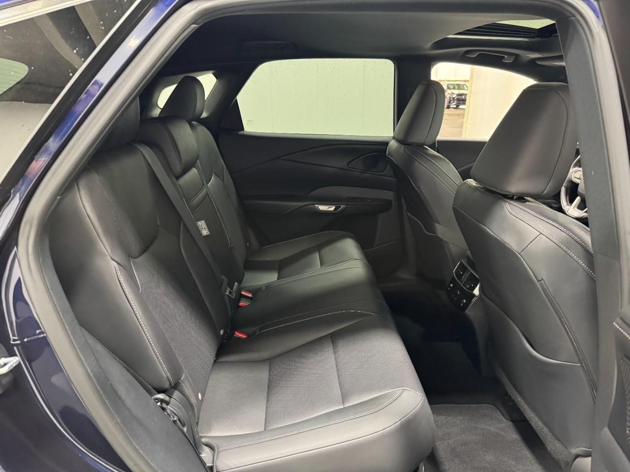 Lexus RX Vehicle Full-screen Gallery Image 10