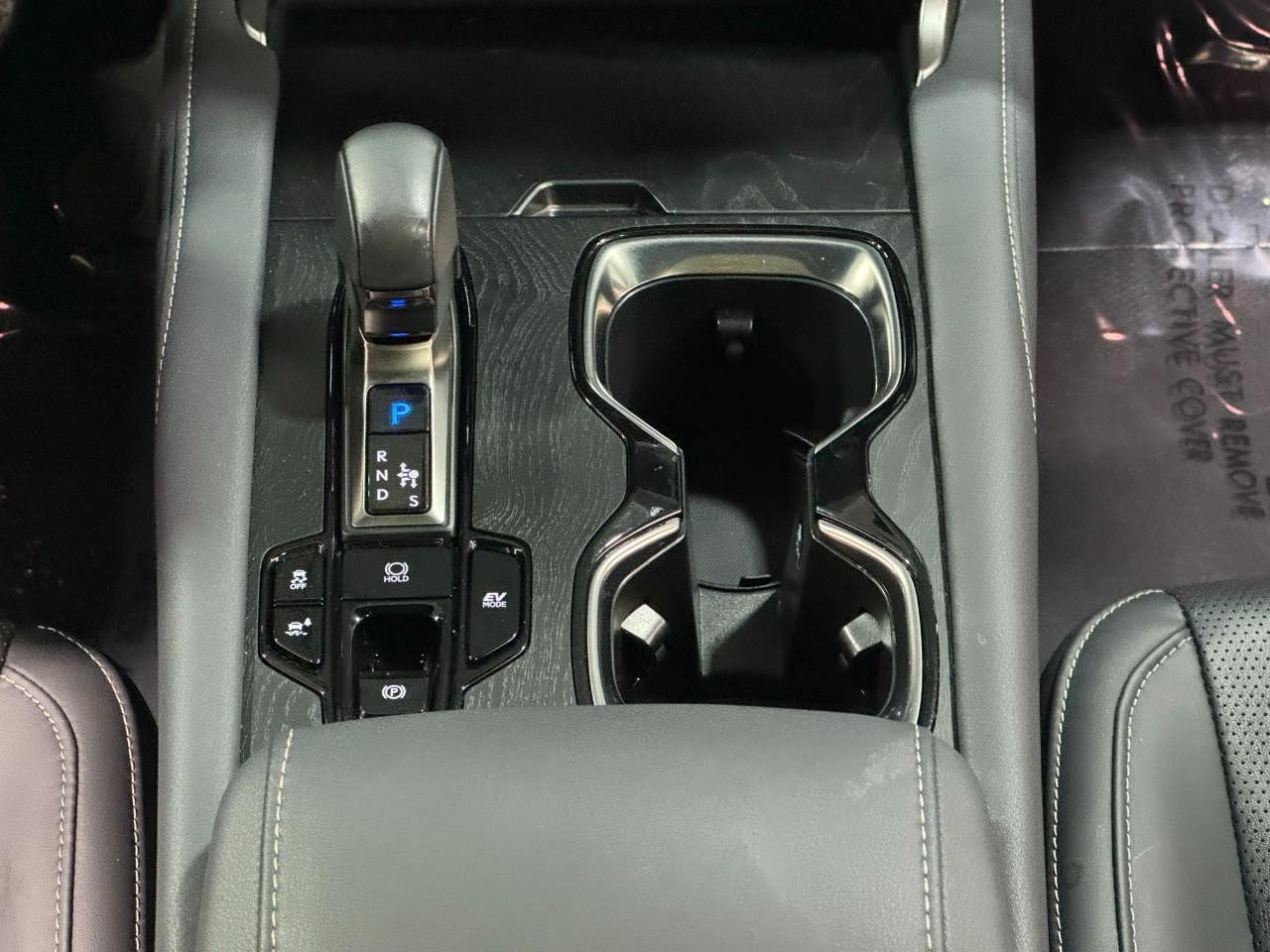 Lexus RX Vehicle Full-screen Gallery Image 16