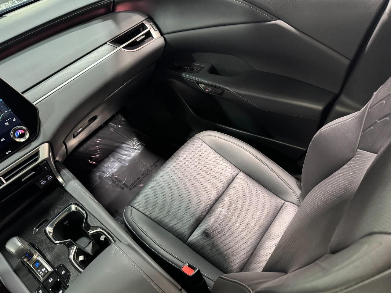 Lexus RX Vehicle Full-screen Gallery Image 17