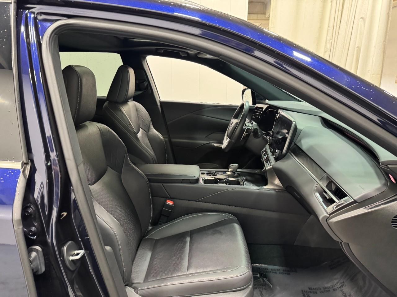 Lexus RX Vehicle Full-screen Gallery Image 18