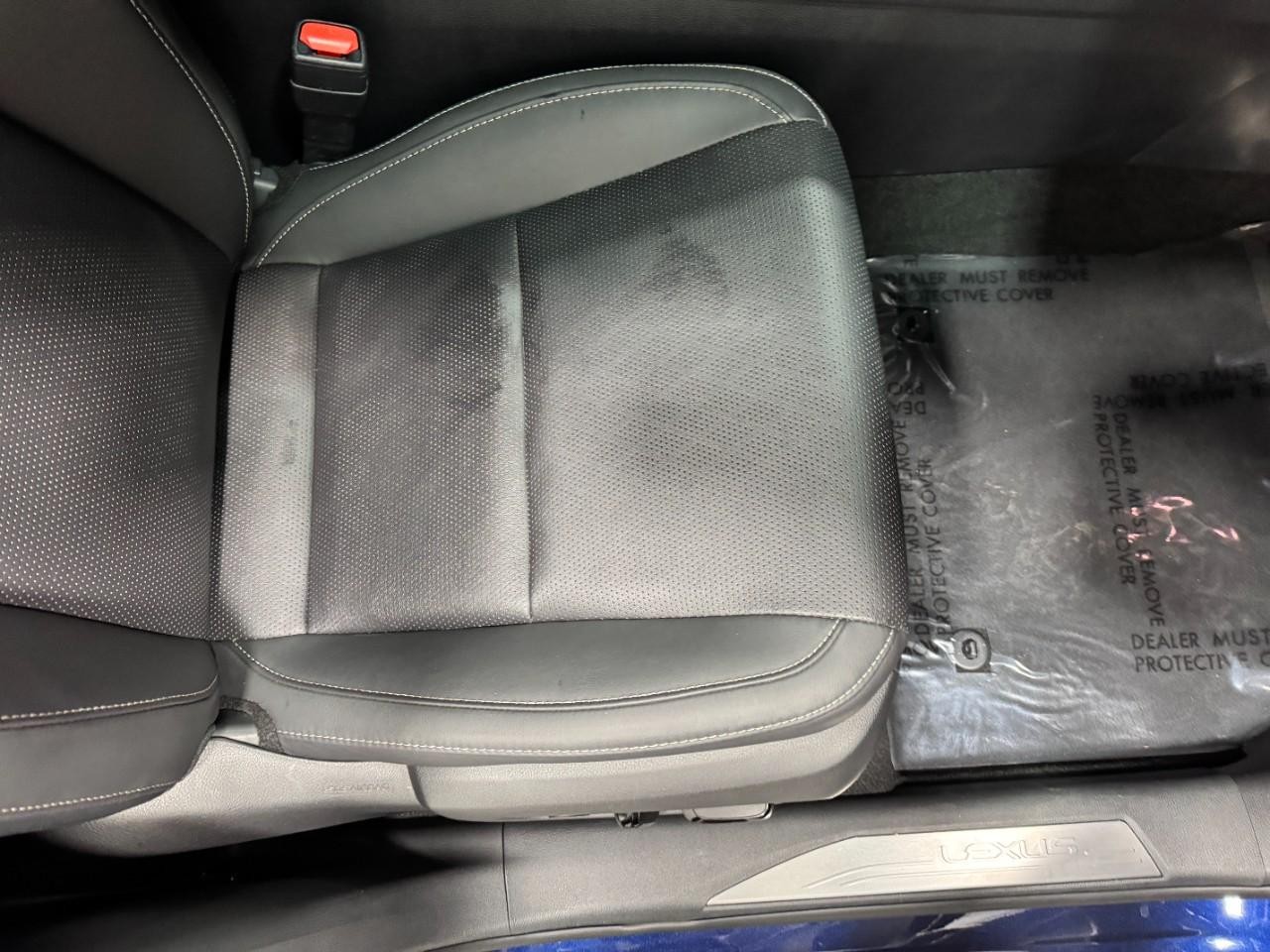 Lexus RX Vehicle Full-screen Gallery Image 19