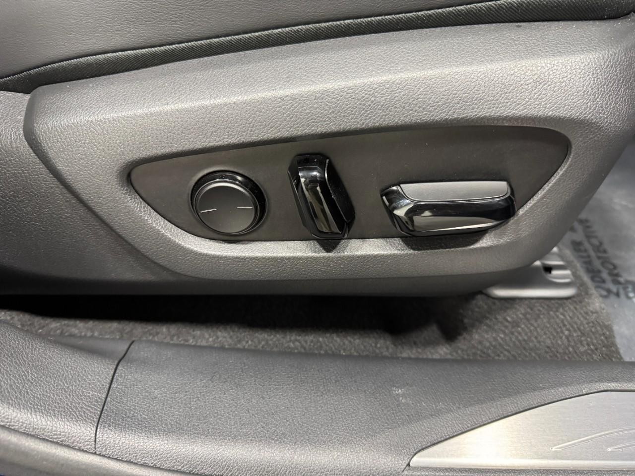 Lexus RX Vehicle Full-screen Gallery Image 20